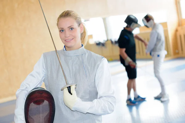 Mooie schermen vrouw en schermen — Stockfoto