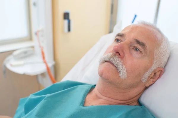 Bang mannelijke patiënt bij tandheelkundige kliniek — Stockfoto