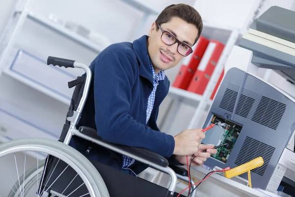 Toute la longueur de l'ouvrier en fauteuil roulant — Photo