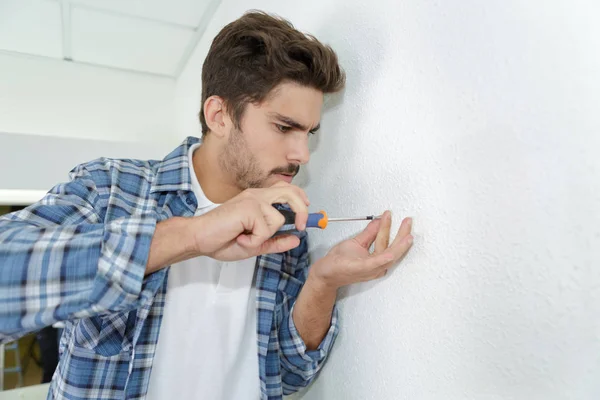 Ervaren elektricien voorbereiding gaten voordat het toestel installeren — Stockfoto