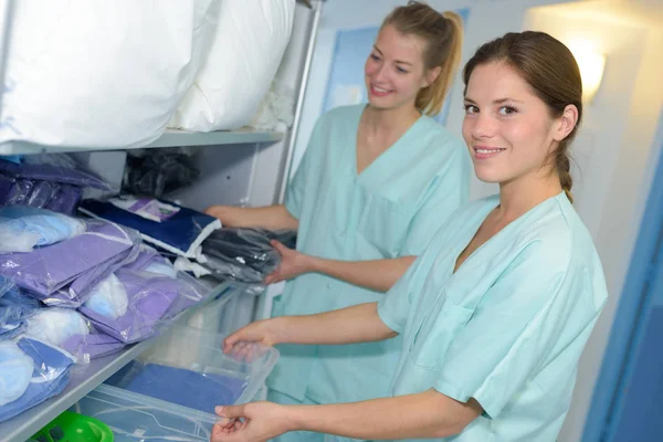 Hospital laundry workers and laundry — Stock Photo, Image