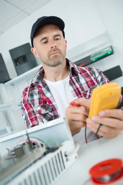 Hombre reparando radiador y macho —  Fotos de Stock