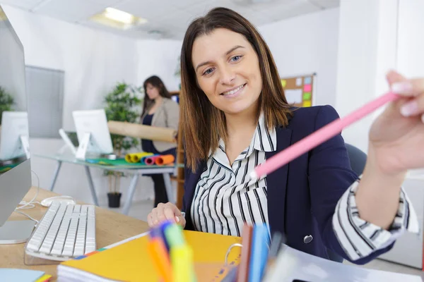 Glada leende affärskvinna på hennes kontor — Stockfoto