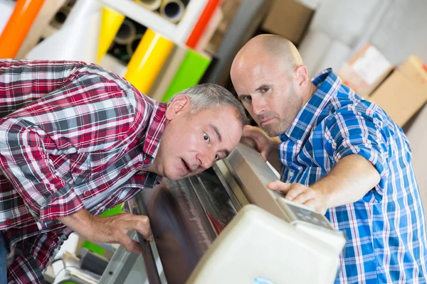 Due riparatori in un laboratorio — Foto Stock