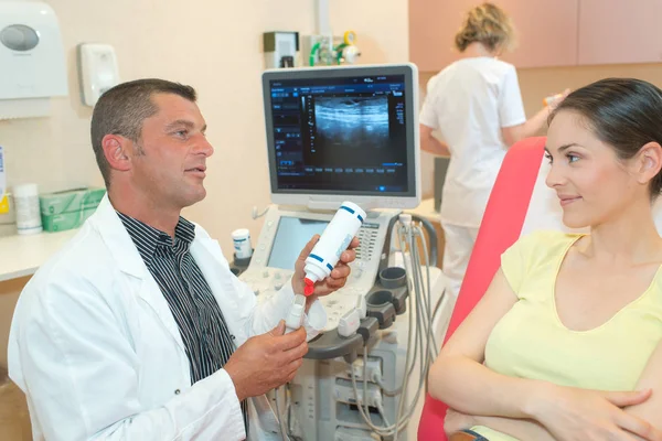 Joven mujer viendo un resultado de ultrasonido — Foto de Stock