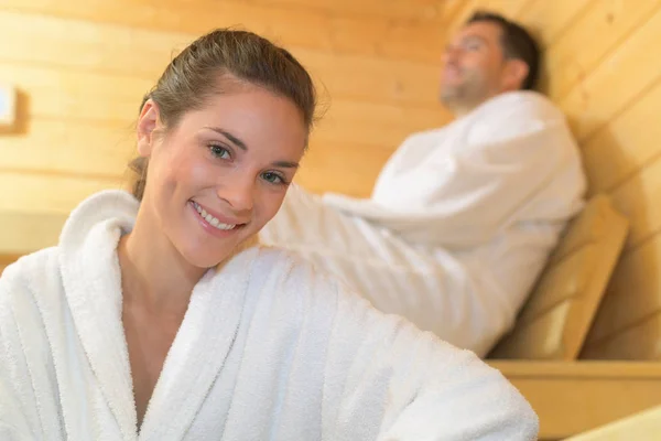 Kobieta relaksuje się w suchej saunie — Zdjęcie stockowe