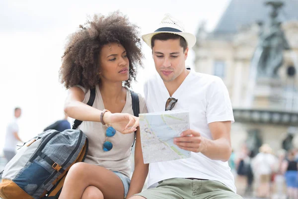 Joven pareja turismo con mapa — Foto de Stock
