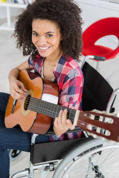 Άτομα με ειδικές ανάγκες κορίτσι παίζει κιθάρα — Φωτογραφία Αρχείου