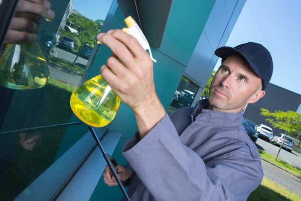 Limpiador de ventanas masculino producto de pulverización — Foto de Stock
