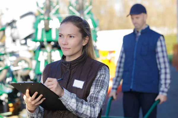 Två ingenjörer går igenom rutinkontroller — Stockfoto