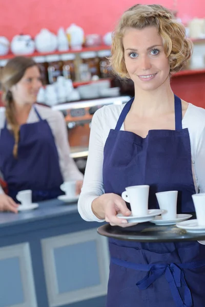 Portrait of waitress holding tray of coffees — Stock Photo, Image