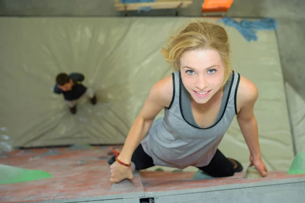 Downward view of woman on climbing wall — Stock Photo, Image