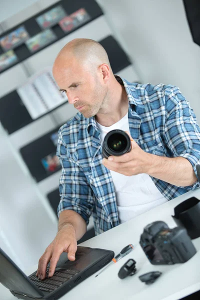 Fotografo che controlla le immagini nel laptop — Foto Stock