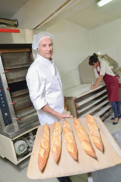 Bakeshop a zástěra asistent — Stock fotografie