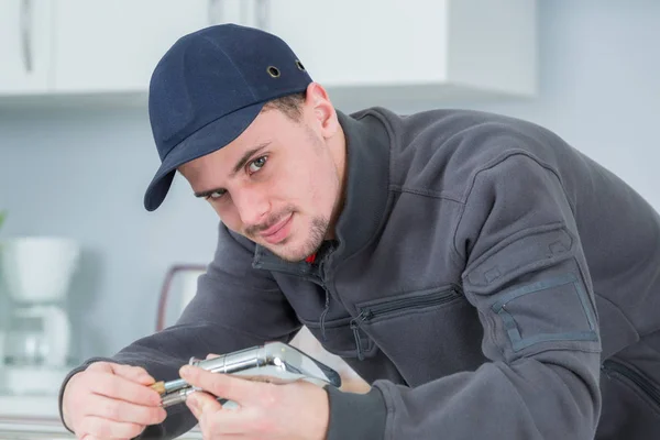 Portret van loodgieter in residentiële omgeving — Stockfoto