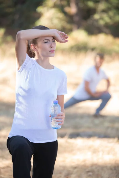 Coureur femme avec bouteille d'eau — Photo