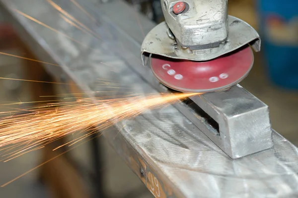 Sanding a metal girder — Stock Photo, Image