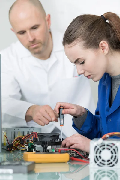 Kvinnliga lärling lära sig använda en multimeter — Stockfoto