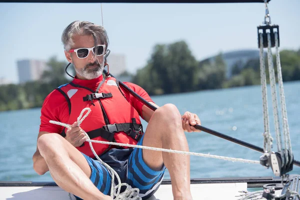 Mann segelt Boot auf See — Stockfoto