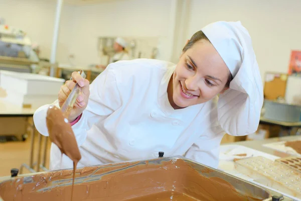 Eritilmiş çikolata scooping ve mutfak — Stok fotoğraf