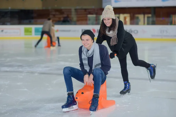 Meleg téli ruha együtt korcsolyázni fiatal szerelmespár — Stock Fotó