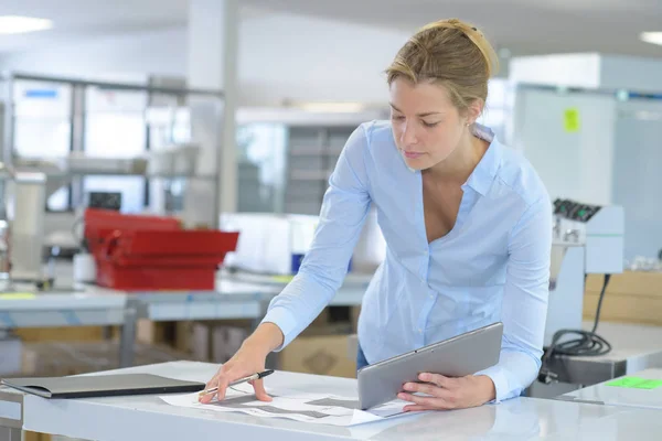 Bestuderen van het ontwerp en de werk — Stockfoto