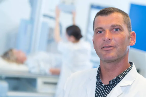 Sorrindo médico confiante e confiante — Fotografia de Stock