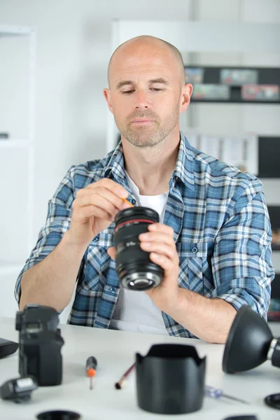 Macchina fotografica di fissaggio tecnico e uomo — Foto Stock