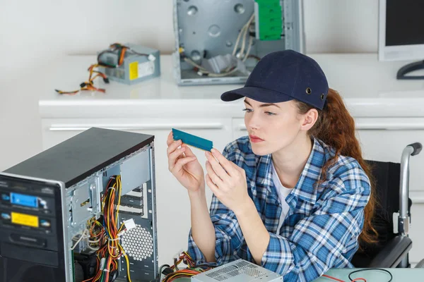 Kvinnlig tekniker som reparerar en dator — Stockfoto