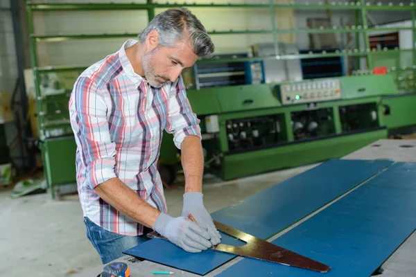 Tischler arbeitet an seinem Arbeitsplatz mit Holz — Stockfoto