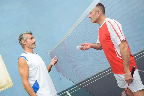 Män på badmintonbana — Stockfoto