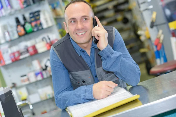 Gelukkig man belt in magazijn — Stockfoto