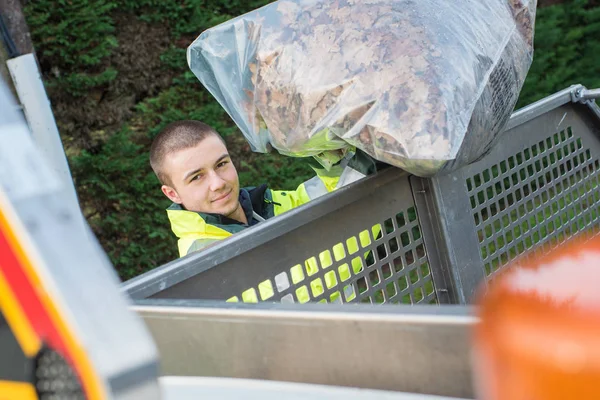 Dustman working at outdoor market — Stock Photo, Image