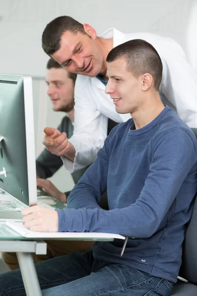 Okulda bilgisayar sınıfındaki öğrencilerin gülümseyen — Stok fotoğraf