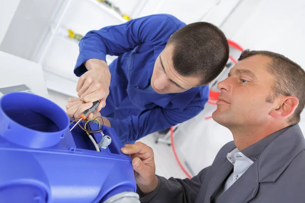 Student met auto deel studeren automotive handel — Stockfoto