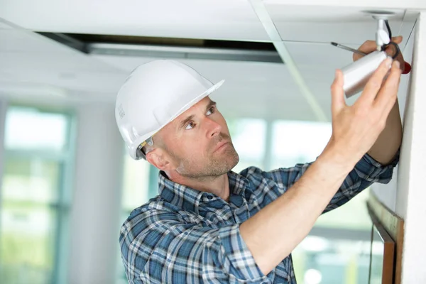 Technicien réglage caméra cctv sur le mur — Photo