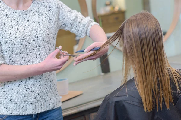 Haren knippen in een schoonheidssalon — Stockfoto