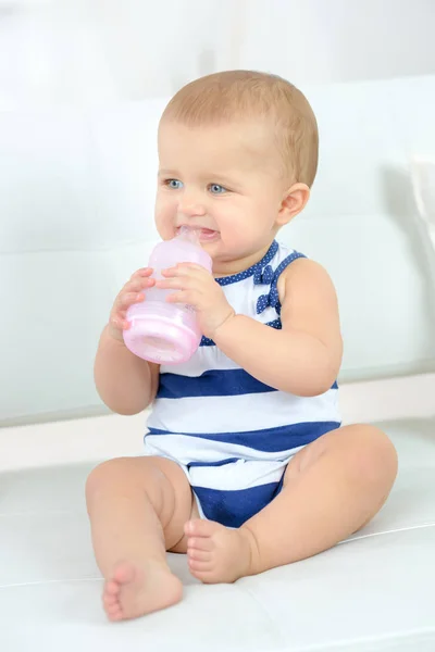 Melk fles met baby — Stockfoto