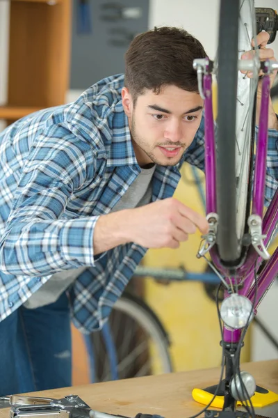 Montaje mecánico de la cadena en bicicleta en el taller — Foto de Stock