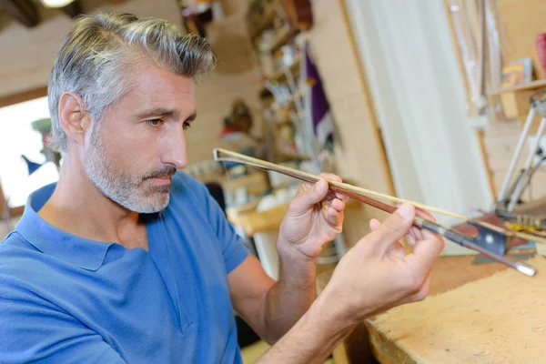 Onun iş teftiş luthier — Stok fotoğraf