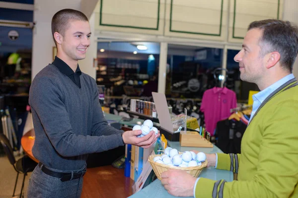 Comprar bolas de golfe em uma loja — Fotografia de Stock