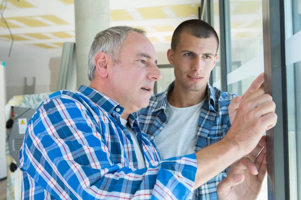 Glasmästare ger lektion till hans lärling — Stockfoto