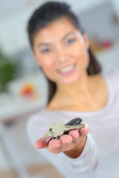 Lycklig kvinna visar hennes nya appartment nycklar — Stockfoto