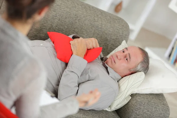 Uomo emotivo durante la sessione psichiatrica — Foto Stock