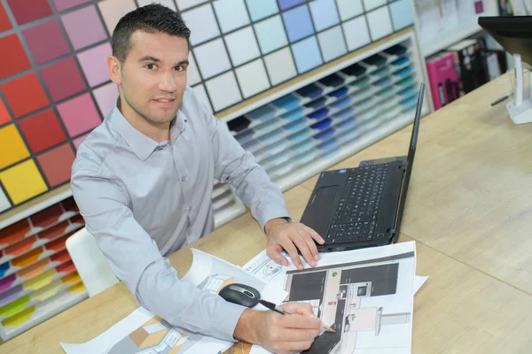 Decorador de interiores trabajando en planes —  Fotos de Stock