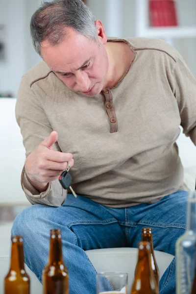 Dronken jongeman met auto sleutel en flesje bier — Stockfoto