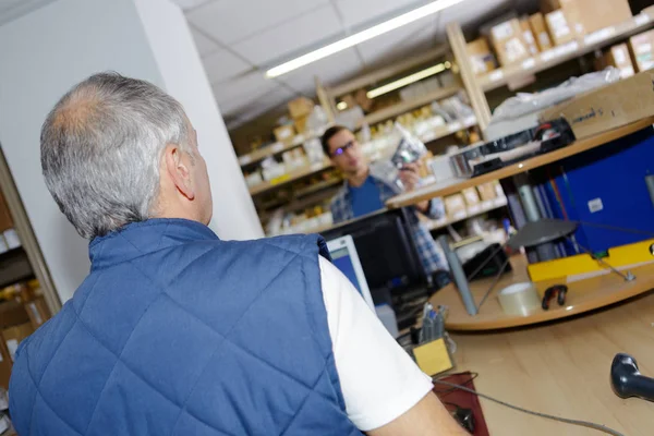 Trabajador hombre con almacén —  Fotos de Stock