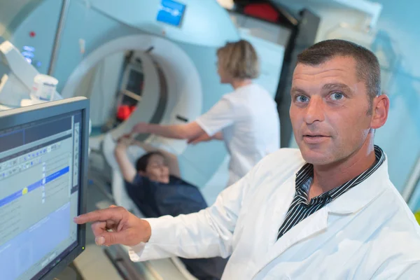 Tomografía computarizada o análisis de la prueba del escáner de resonancia magnética —  Fotos de Stock