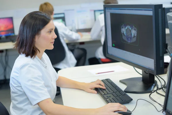 Estudando a imagem e médico — Fotografia de Stock