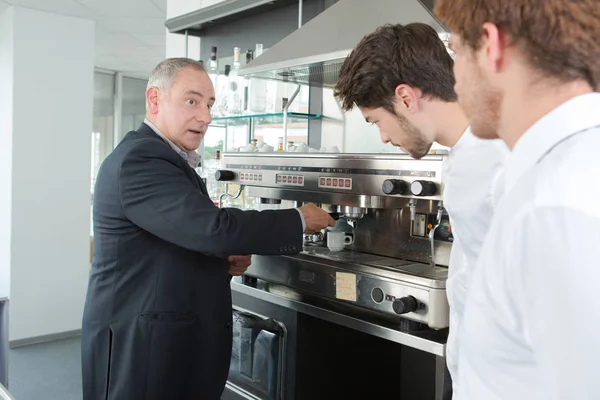 Unga servitörer inlärningen hur till använda kaffebryggare — Stockfoto